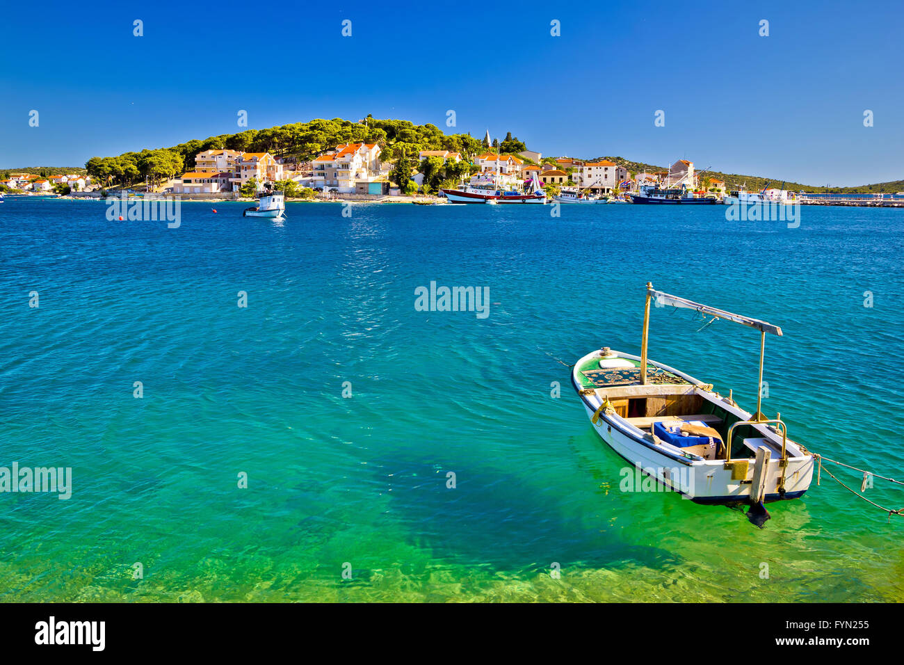 Türkis Strand und Boot in Rogoznica Stockfoto