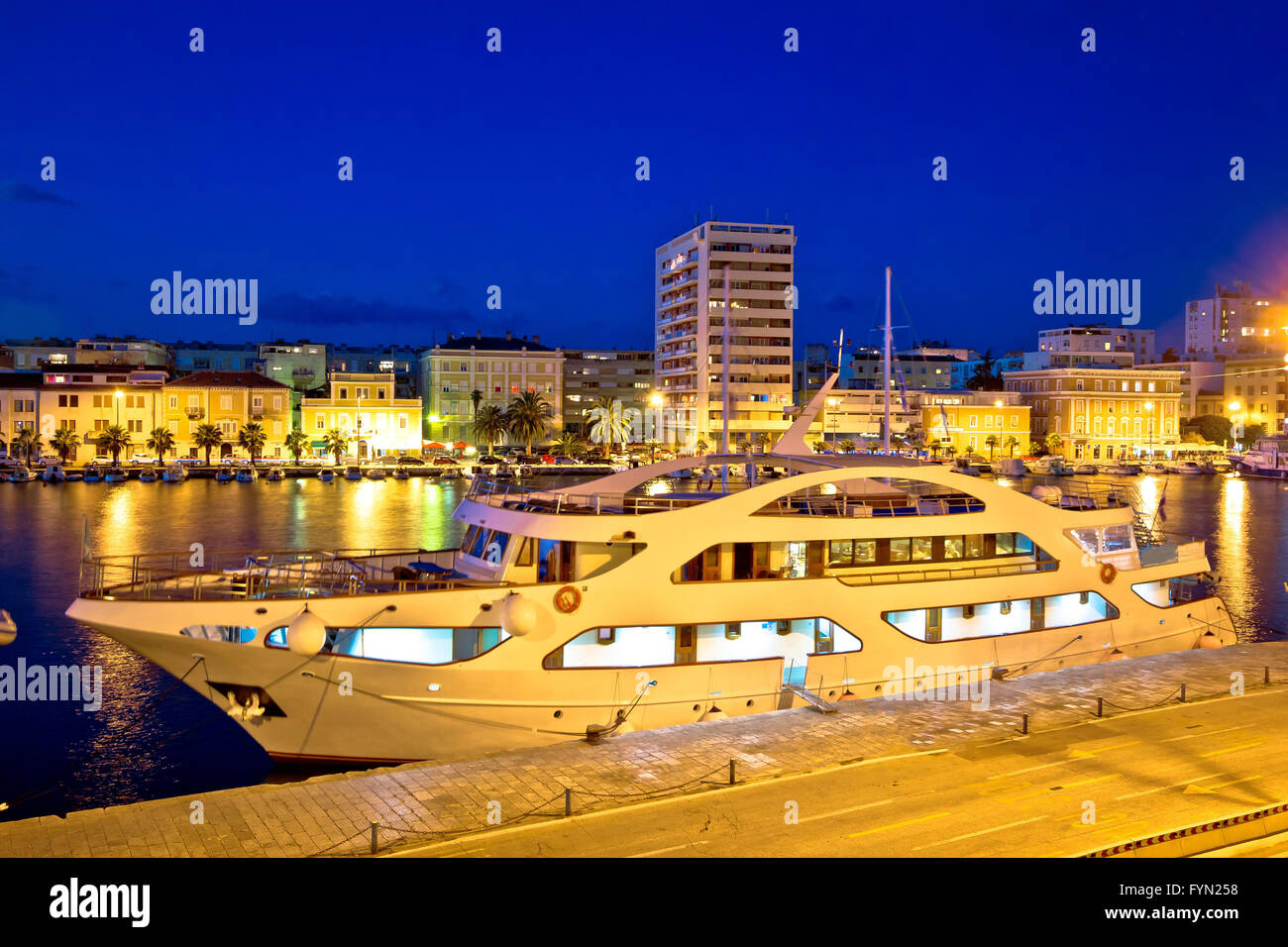 Yacht in Zadar Abend Hafenblick Stockfoto