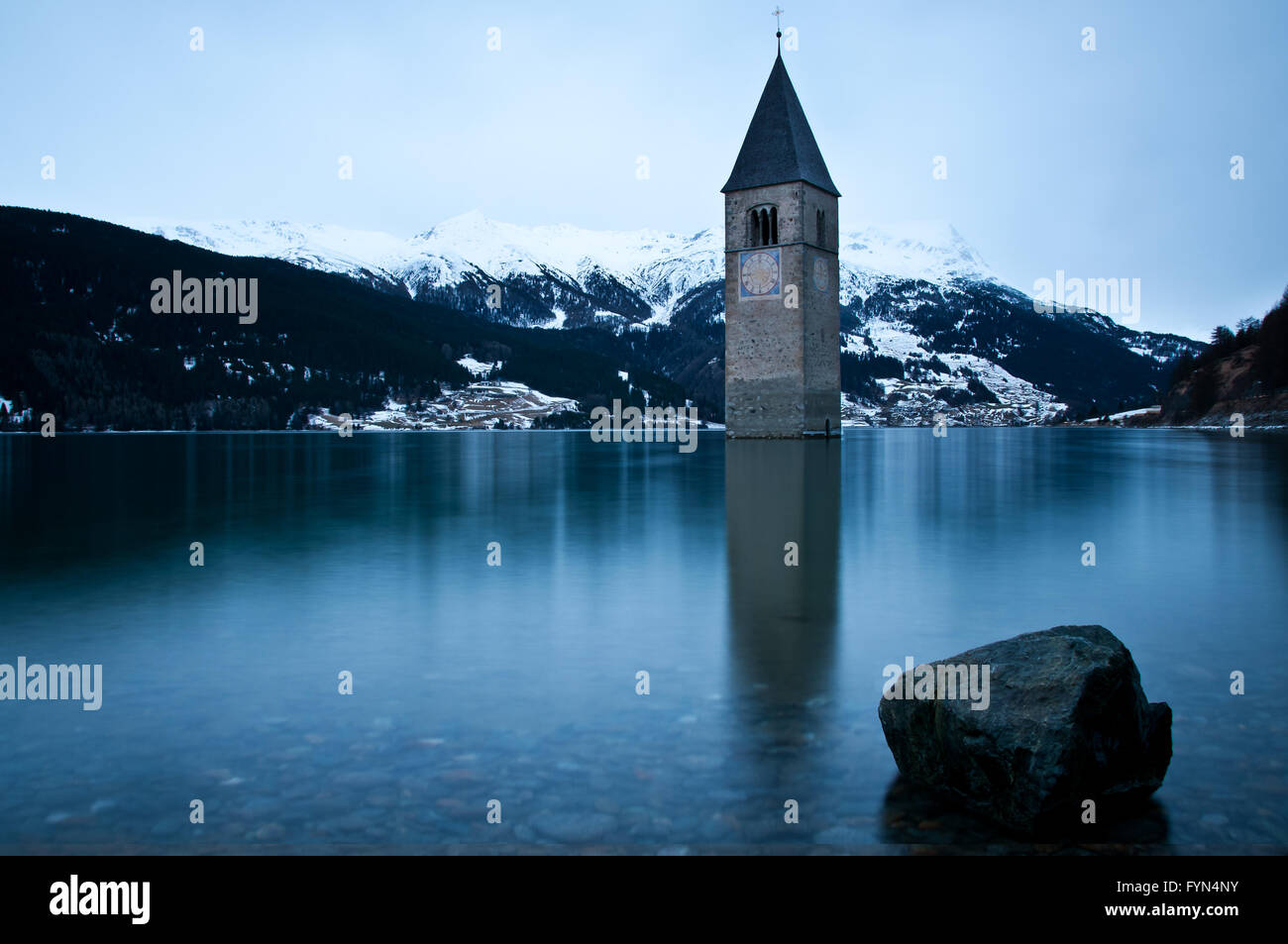 Turm der versunkenen Kirche in Lake Resia, Italien Stockfoto