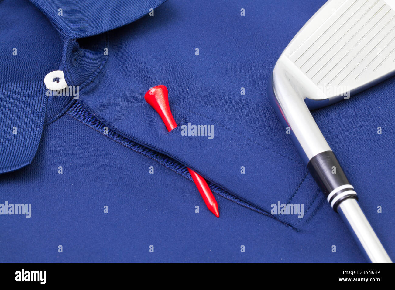 Detail des blauen Polo und Golf-Ausrüstungen Stockfoto