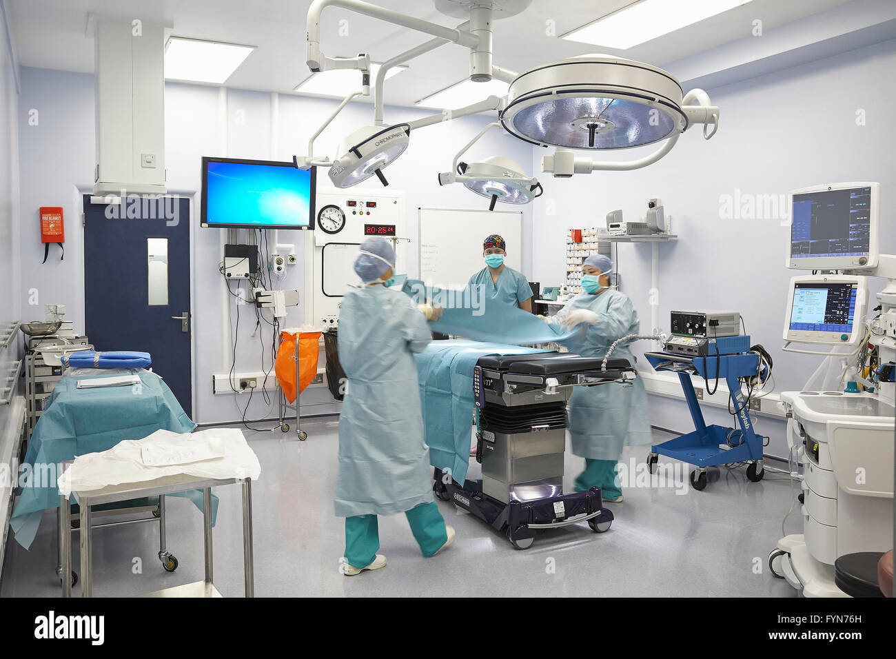 Vorbereitung für die Operation in einem Operationssaal in einem Krankenhaus in Großbritannien. Stockfoto