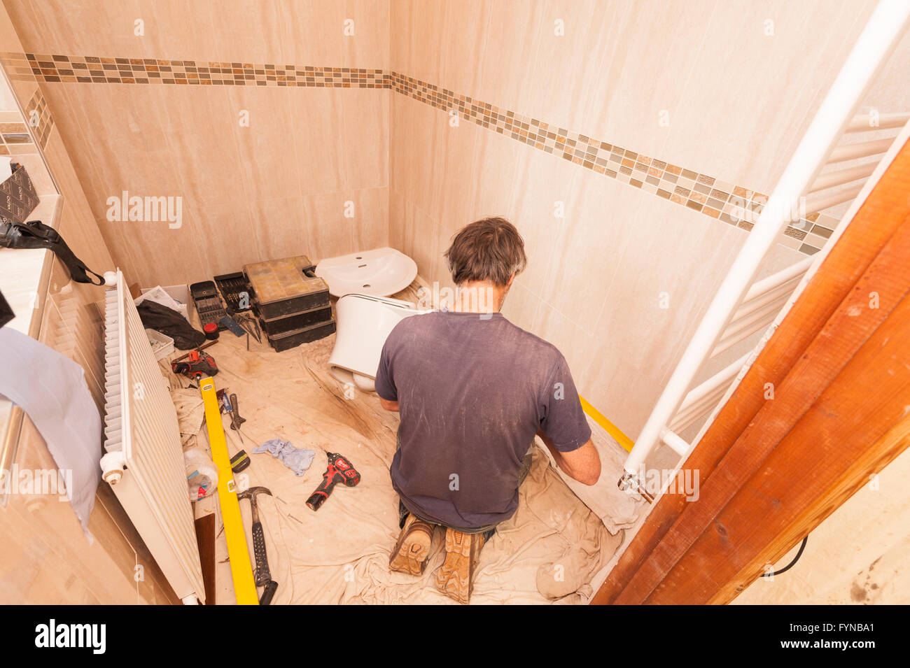Ein Klempner Installation ein neues Bad im Vereinigten Königreich Stockfoto