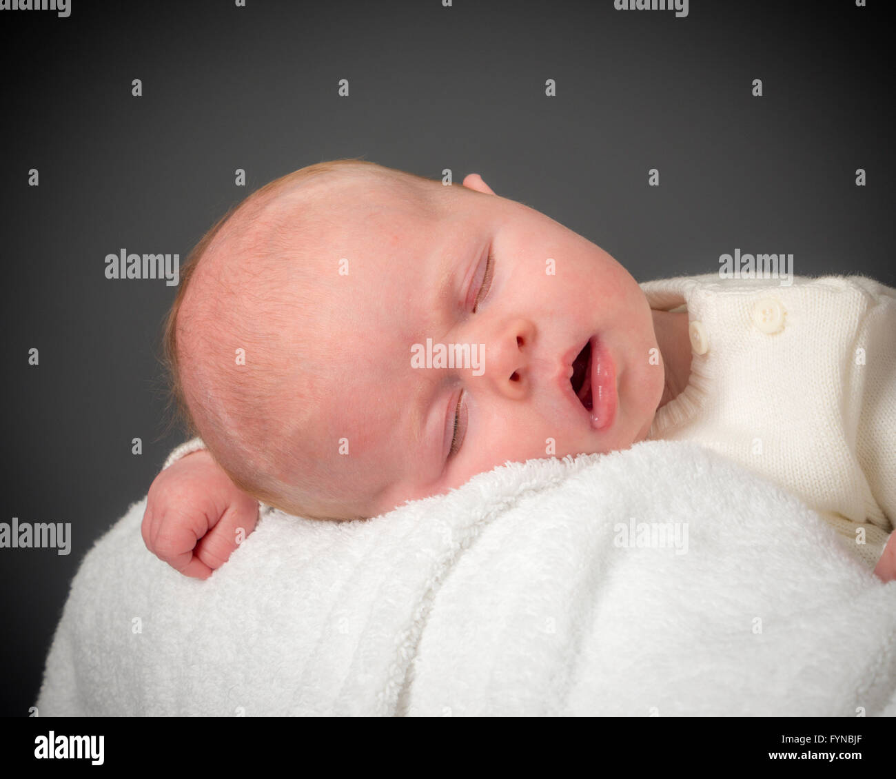 Baby schläft auf weißen Handtuch Stockfoto
