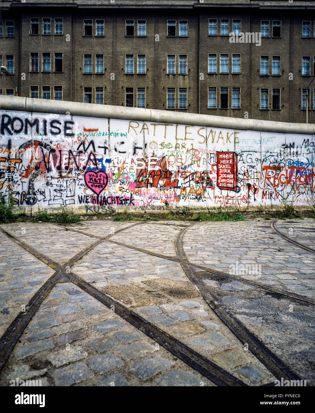 August 1986, Berliner Mauer Graffitis, Straßenbahn-Schienen endet in Mauer, Ost-Berlin, West-berlin, Deutschland, Europa, Stockfoto