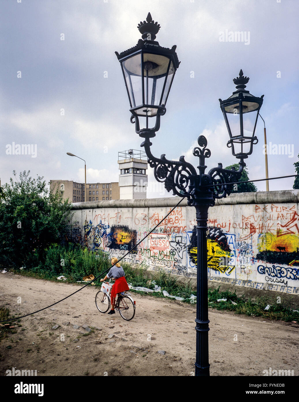 August 1986, Berliner Mauer Graffitis, Straßenlampe, Radfahrer, Ost-berlin Wachturm, Zimmerstraße Straße, Kreuzberg, Berlin, Deutschland, Europa, Stockfoto