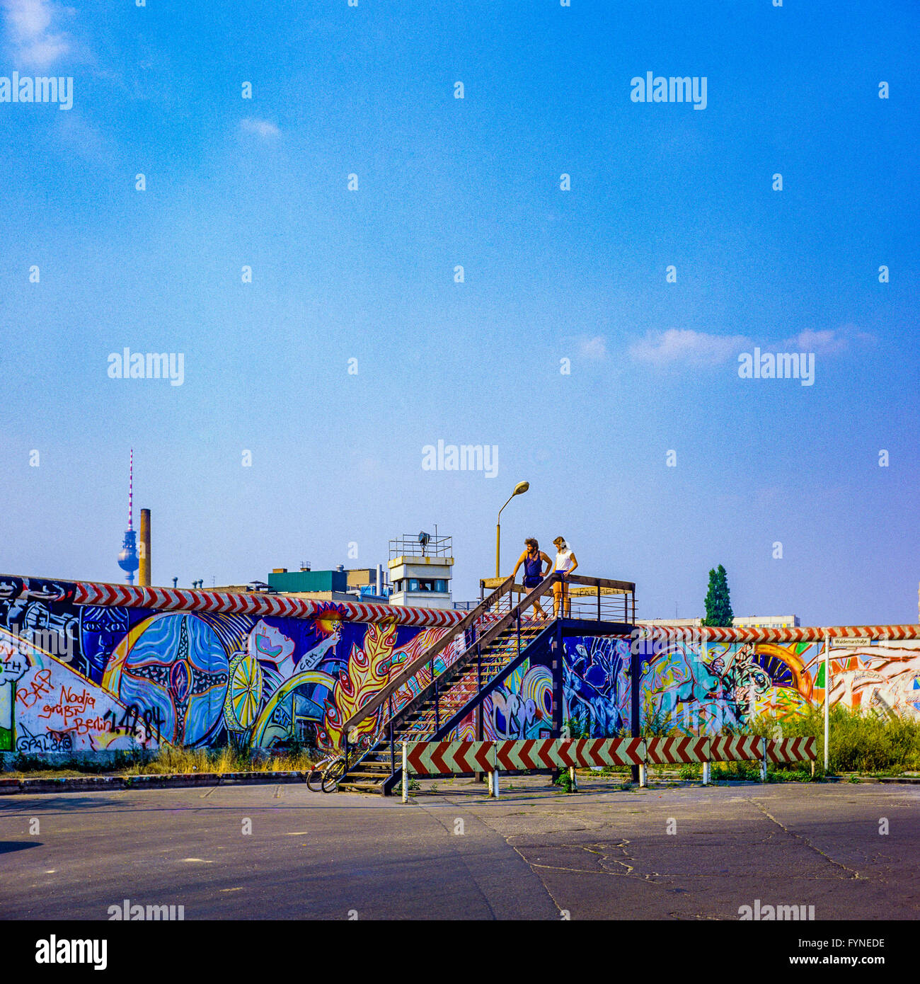 August 1986, Berliner Mauer Graffitis, junges Paar auf der Aussichtsplattform, Ost-berlin Wachtturm, Kreuzberg, Berlin, Deutschland, Europa, Stockfoto