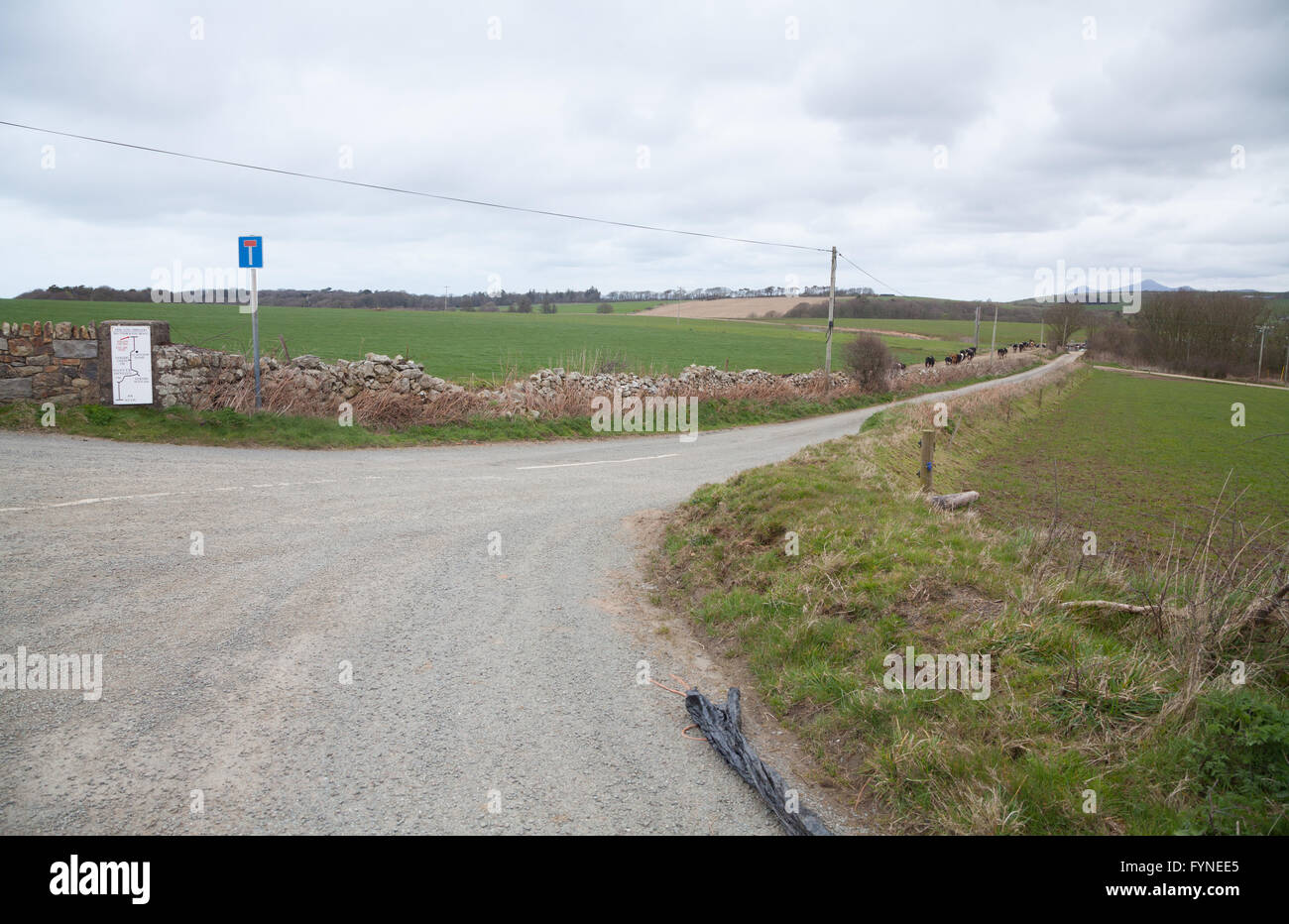 Breite Straßenkreuzung bis Cefnamlwch Meierei, Sarn, Pwllheli, Stift Llyn, Gwynedd, Nordwales Stockfoto