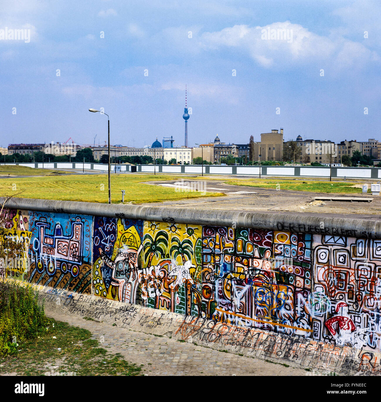 August 1986, Berliner Mauer graffitis am Potsdamer Platz mit Blick auf den Leipziger Platz, Todesstreifen, West Berlin, Deutschland, Europa, Stockfoto