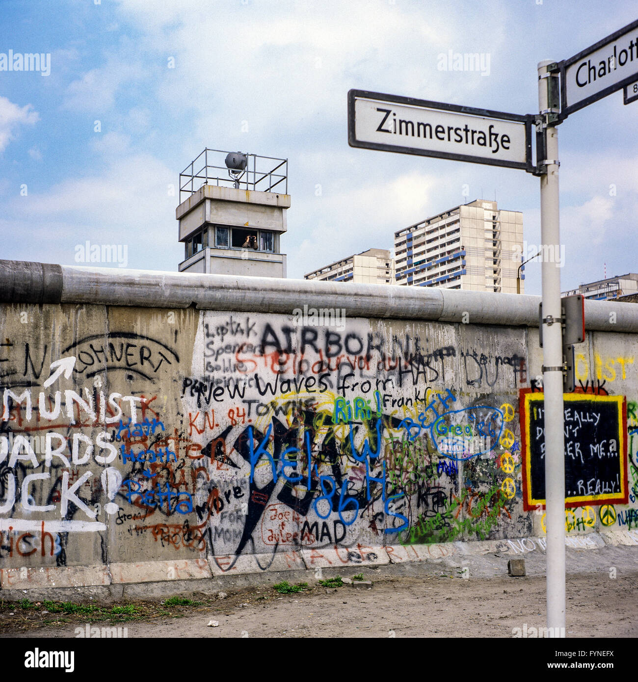 August 1986, graffitis an der Berliner Mauer und Wachturm, Zimmerstraße street sign, Kreuzberg, Berlin, Deutschland, Europa, Stockfoto