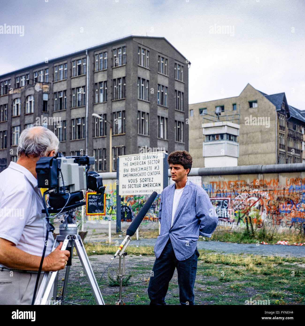 August 1986 TV-Interview des ehemaligen Osten Soldat, Berliner Mauer Graffitis, Ost-berlin Wachturm, Zimmerstraße Street, West Berlin, Deutschland, Europa, Stockfoto