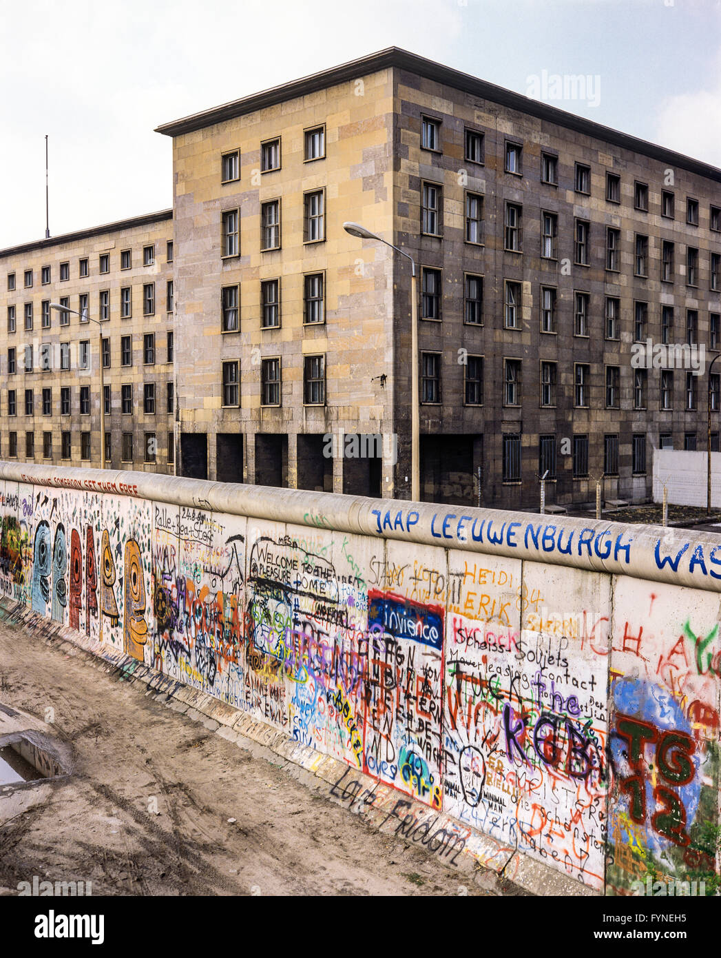 August 1986, graffitis an der Berliner Mauer, Ost-berlin Gebäude, Zimmerstraße Straße, Kreuzberg, Berlin, Deutschland, Europa, Stockfoto