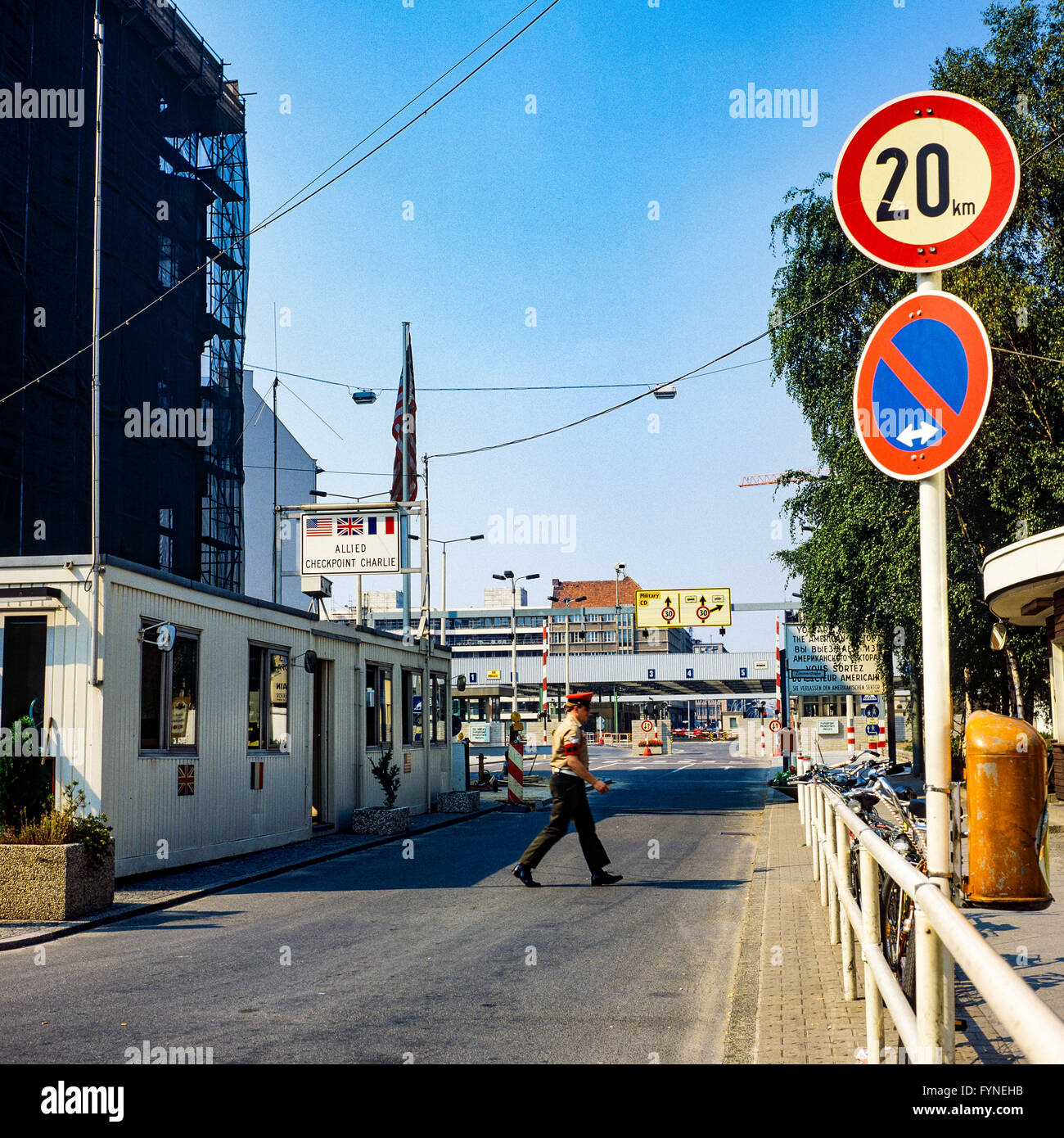 August 1986, Allied Checkpoint Charlie, British Military Police Officer, Friedrichstrasse Straße, Kreuzberg, Berlin, Deutschland, Europa, Stockfoto