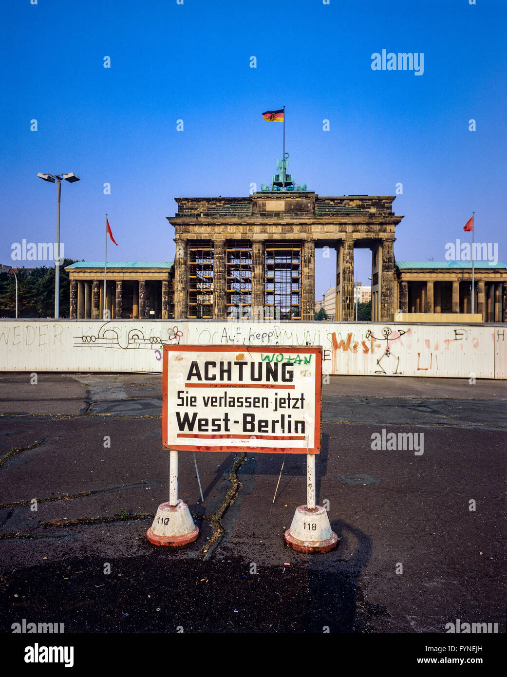 August 1986, West-berlin Warnschild vor der Berliner Mauer, das Brandenburger Tor in Berlin Ost, West Berlin, Deutschland, Europa, Stockfoto