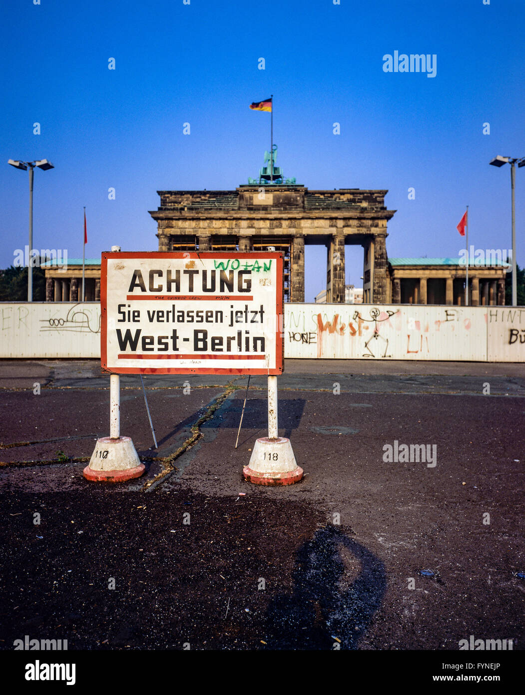 August 1986, West-berlin Warnschild vor der Berliner Mauer, das Brandenburger Tor in Berlin Ost, West Berlin, Deutschland, Europa, Stockfoto