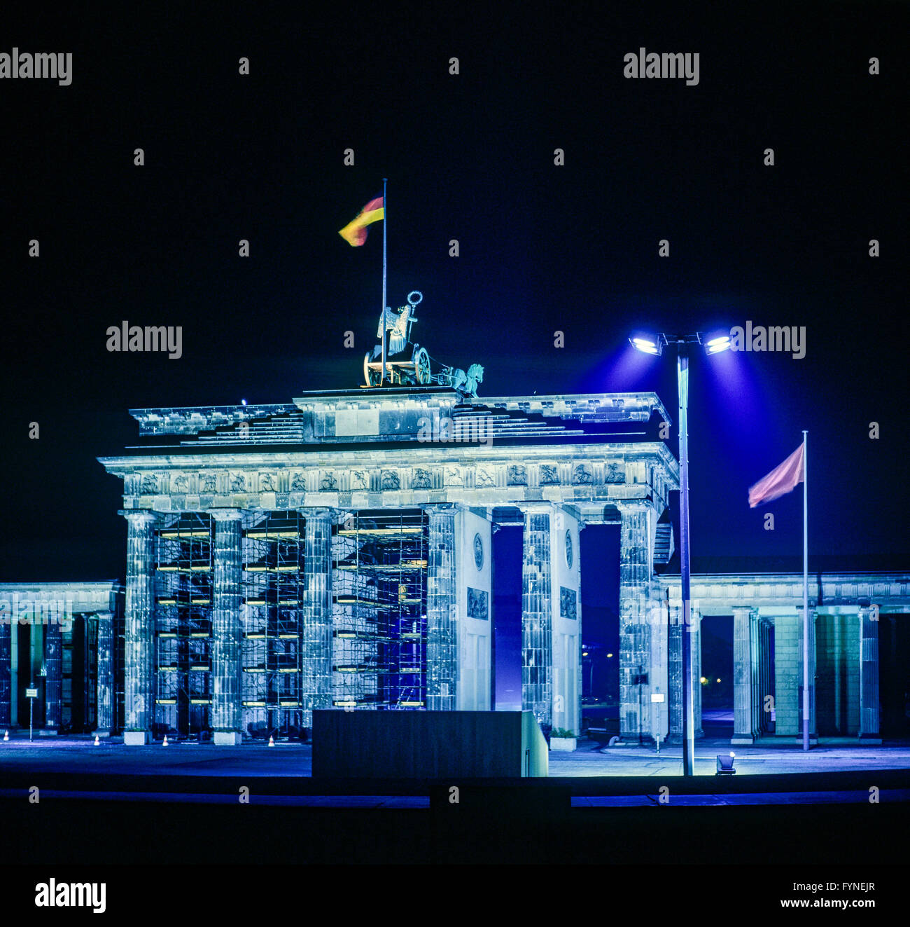 August 1986, beleuchtete Brandenburger Tor bei Nacht in Ost Berlin, Blick von West Berlin, Deutschland, Europa, Stockfoto