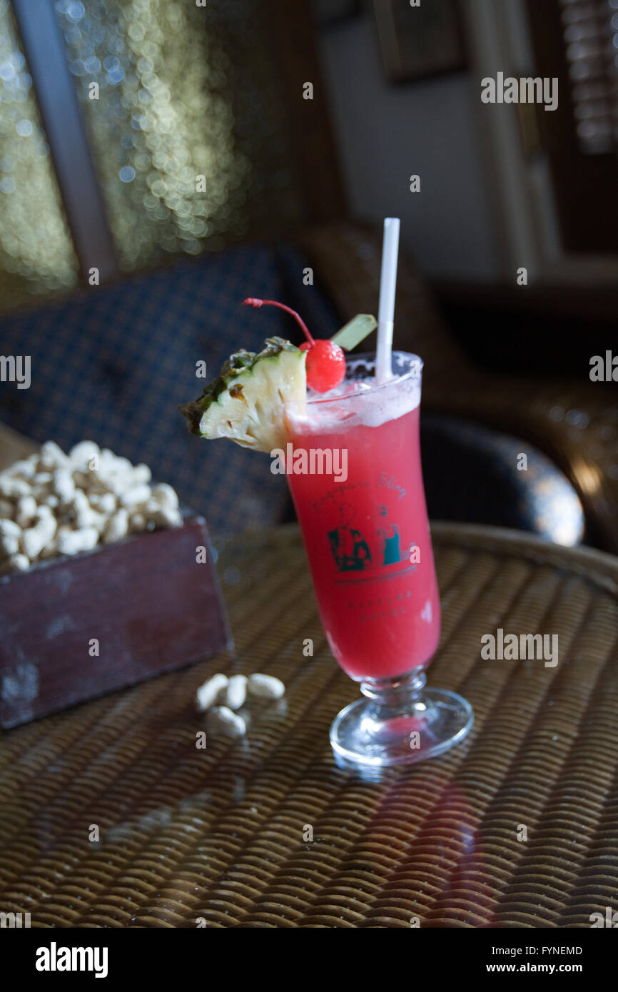 Singapore Sling cocktail serviert an der langen Bar Singapur Raffles Hotel Stockfoto