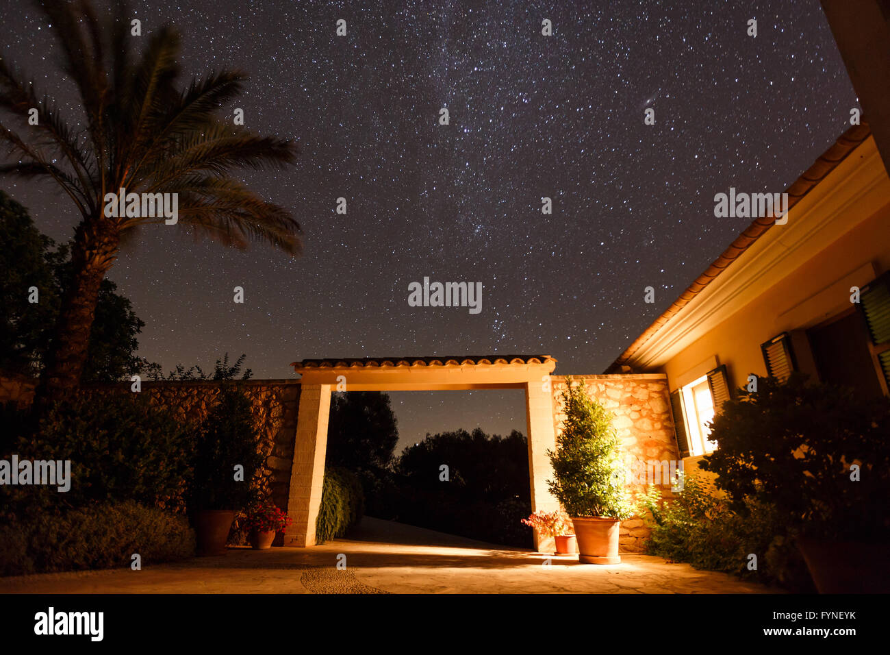 Eingang zum spanischen Innenhof Haus unter Sternenhimmel, Mallorca Stockfoto