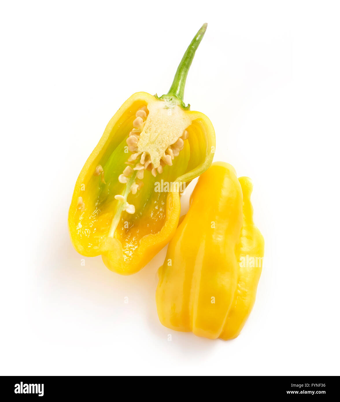 Frische und leckere gelbe Habanero Paprika geschnitten durch halb auf weißem Hintergrund Stockfoto
