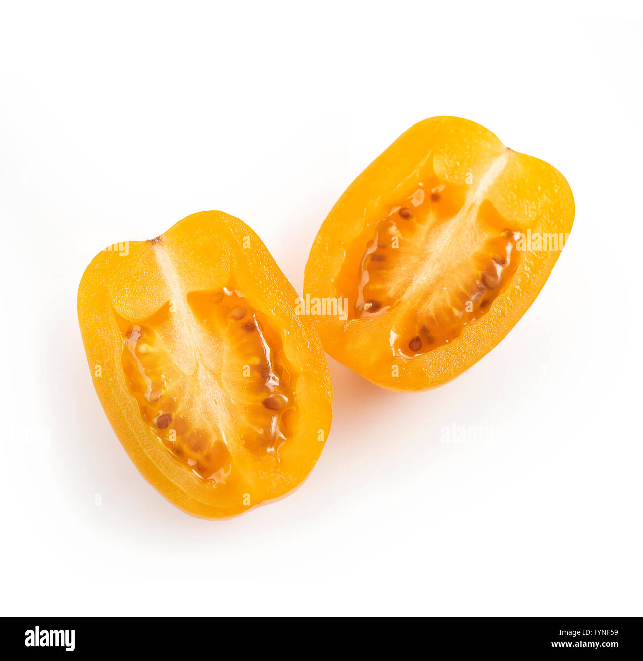 Cherry-Tomaten halbiert längs durchschneiden, auf einem weißen Hintergrund mit Exemplar angezeigt Stockfoto