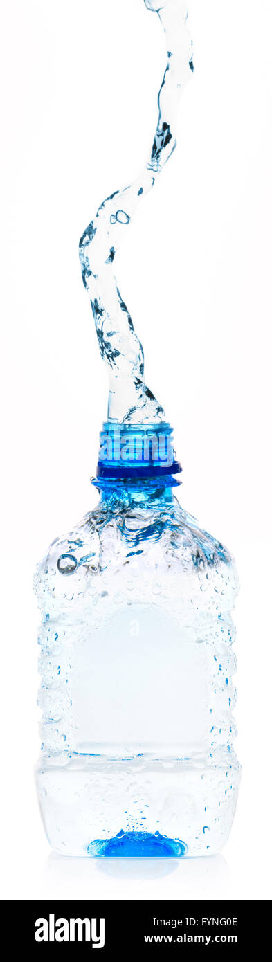 Wasser Flasche ausgießen Stockfoto