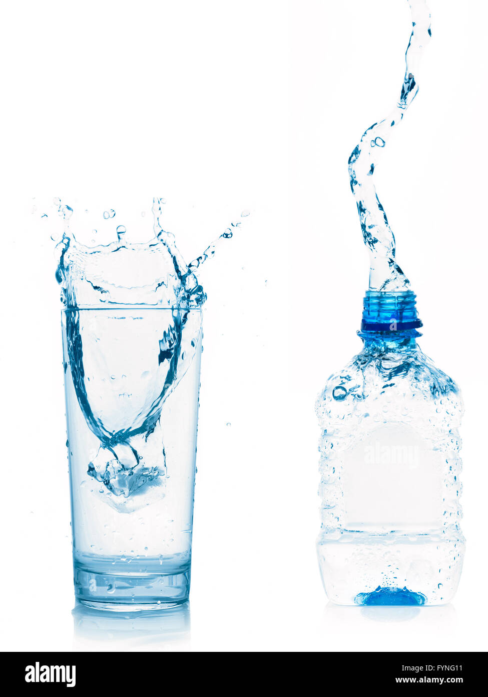 Wasserglas und Flasche isoliert auf weiss Stockfoto