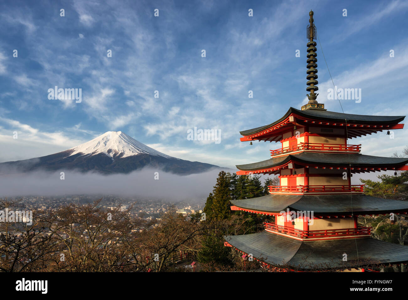 Japan, Chureito Pagode und Mount Fuji bei Sonnenaufgang Stockfoto