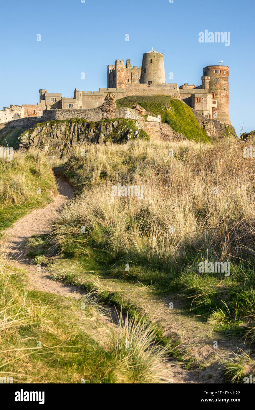 Bamburgh Castle an der Küste von Northumberland in England Stockfoto