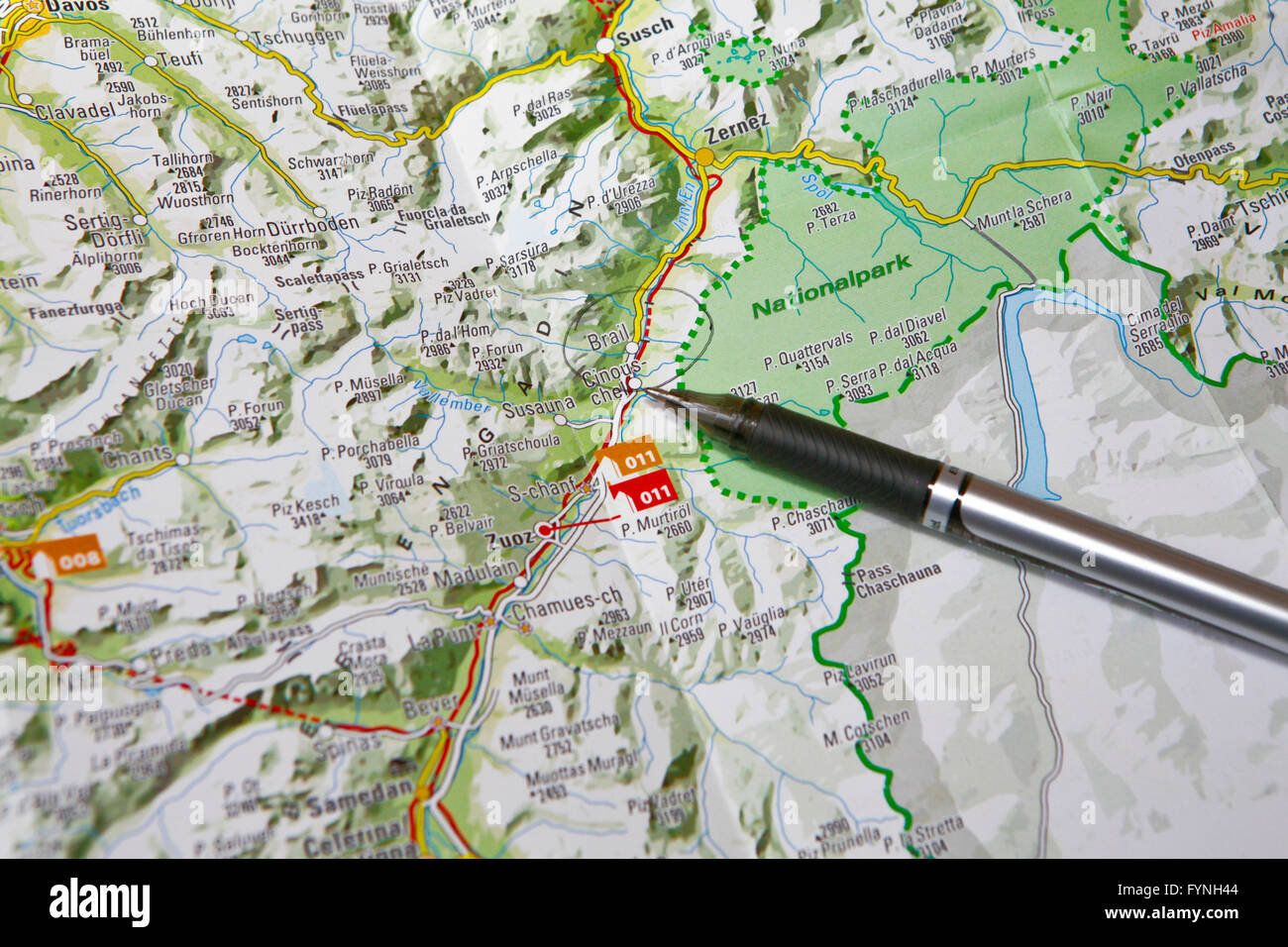 Stift auf einer Karte von der Schweiz mit den Städten von Zuoz und Susch im  Schweizer Kanton Graubünden Stockfotografie - Alamy