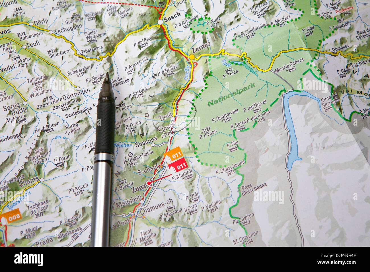 Stift auf einer Karte von der Schweiz mit den Städten von Zuoz und Susch im  Schweizer Kanton Graubünden Stockfotografie - Alamy