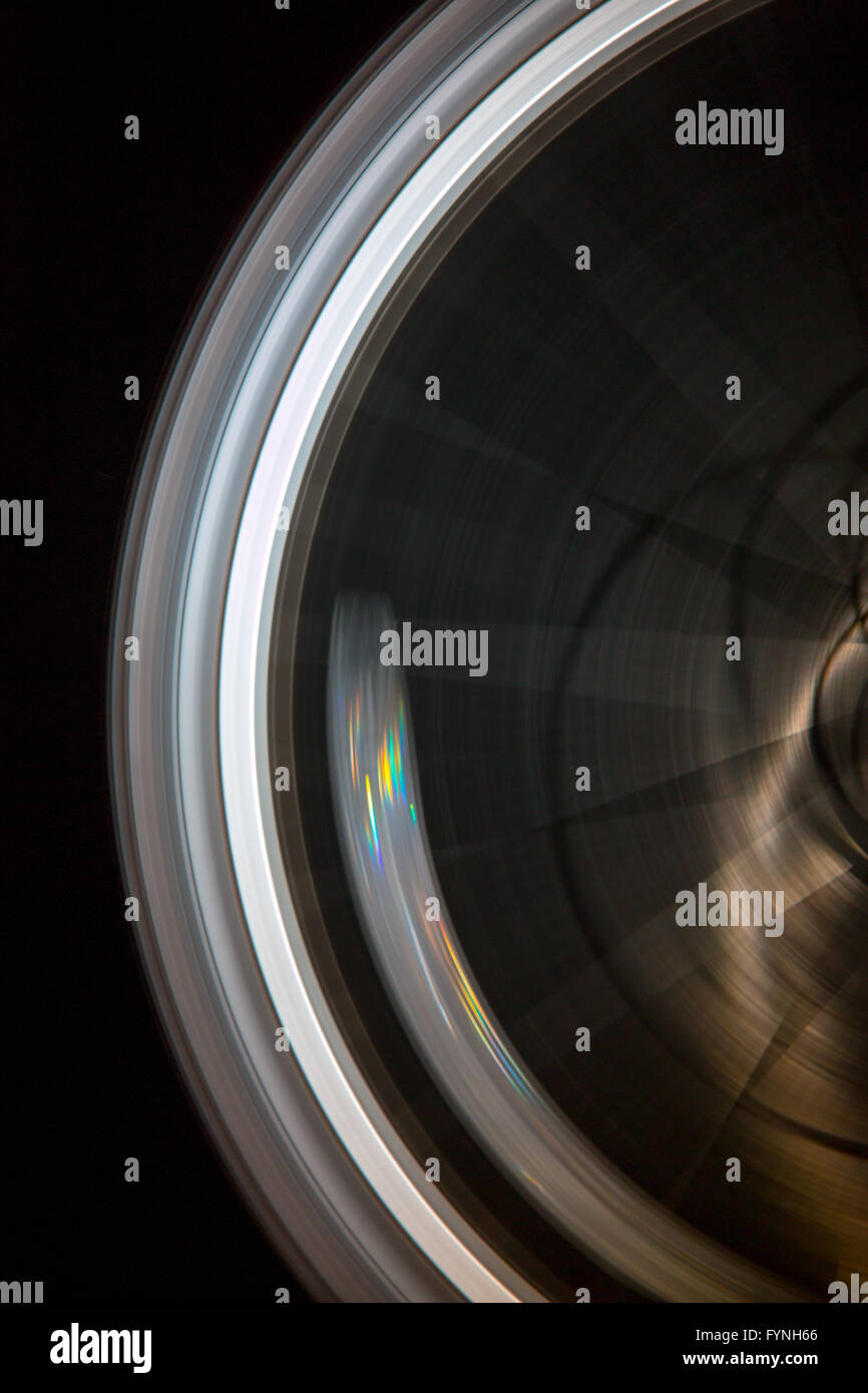 Spinnangel Runde Rad in Bewegung, während die Sicherheit Reflektor eine kleine Brechung von der Lichtquelle zeigt.  die Speichen sind auch beleuchtet. Stockfoto