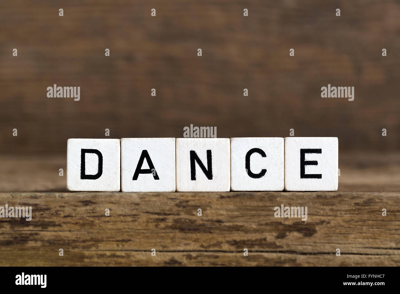 Das Wort Tanz in Würfel auf hölzernen Hintergrund geschrieben Stockfoto