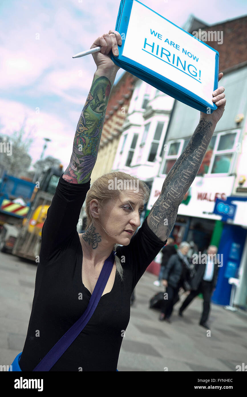 Ich sprach mit Renee Andrews aus und auf den Straßen von Cardiff über den 'nach Hause Fundrausing"wo sie, auf den Straßen von Ca sind Stockfoto