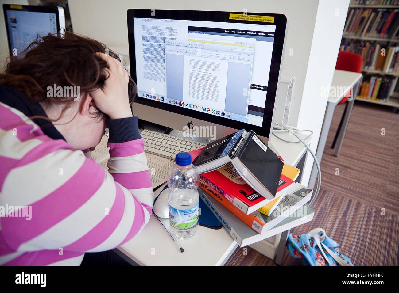 Student Rebecca Saunders ist über die Fristen für ihr Studium gestresst und ich dachte, dass ich ihr darüber interviewen würde. Stockfoto