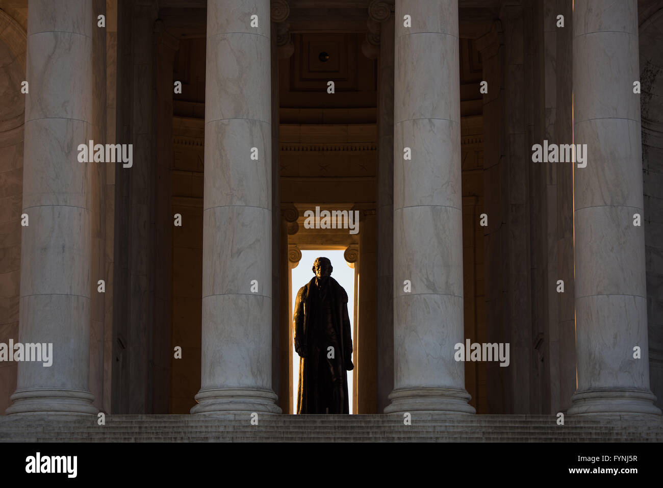 WASHINGTON, D.C., Vereinigte Staaten — die 19 Fuß hohe Bronzestatue von Thomas Jefferson steht prominent in der Rotunde des Jefferson Memorial in Washington, D.C. diese imposante Figur des dritten US-Präsidenten ist von Ausschnitten aus der Unabhängigkeitserklärung und Jeffersons anderen Schriften umgeben. Stockfoto