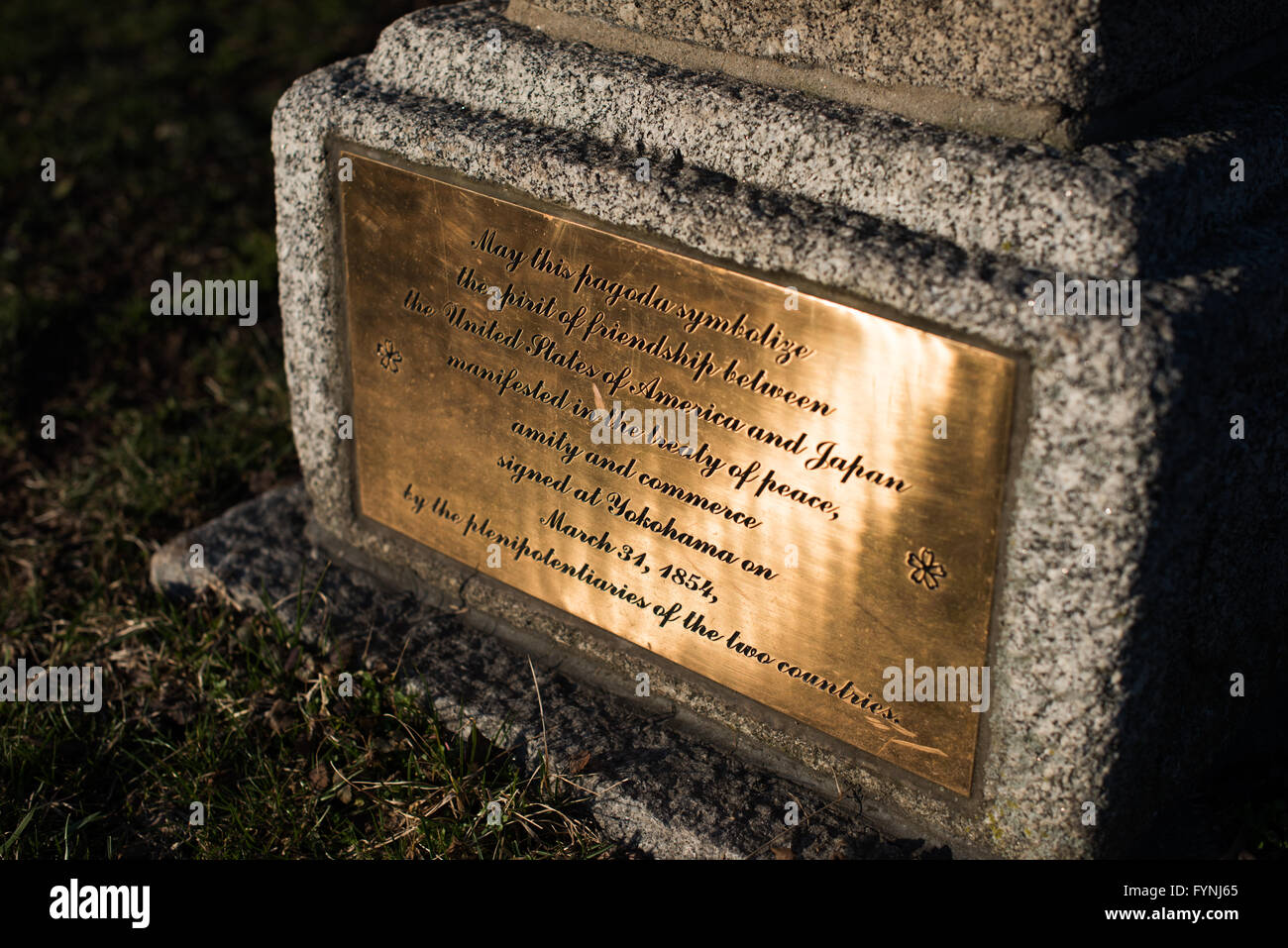 WASHINGTON DC – Eine Gedenktafel ist am Fuße der japanischen Pagode entlang des Gezeitenbeckens zu sehen. Die Gedenktafel markiert die Pagode als Symbol der Freundschaft und erinnert an den Frieden, die Freundschaft und den Handel zwischen den Vereinigten Staaten und Japan von 1854. Diese Steinpagode war ein Geschenk des Bürgermeisters von Yokohama und steht in der Nähe der Kirschblüten, die der Stadt 1912 geschenkt wurden. Stockfoto