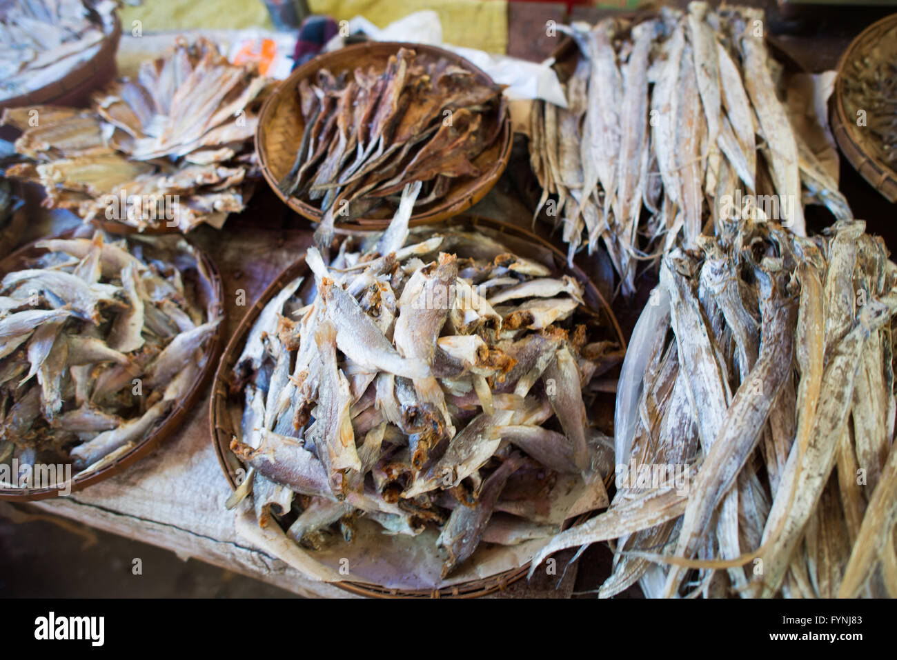 NYAUNG-U, Myanmar - getrocknet und gesalzener Fisch auf dem Display an einem Stall in Nyaung U-Markt in der Nähe von Bagan, Myanmar (Burma). Stockfoto