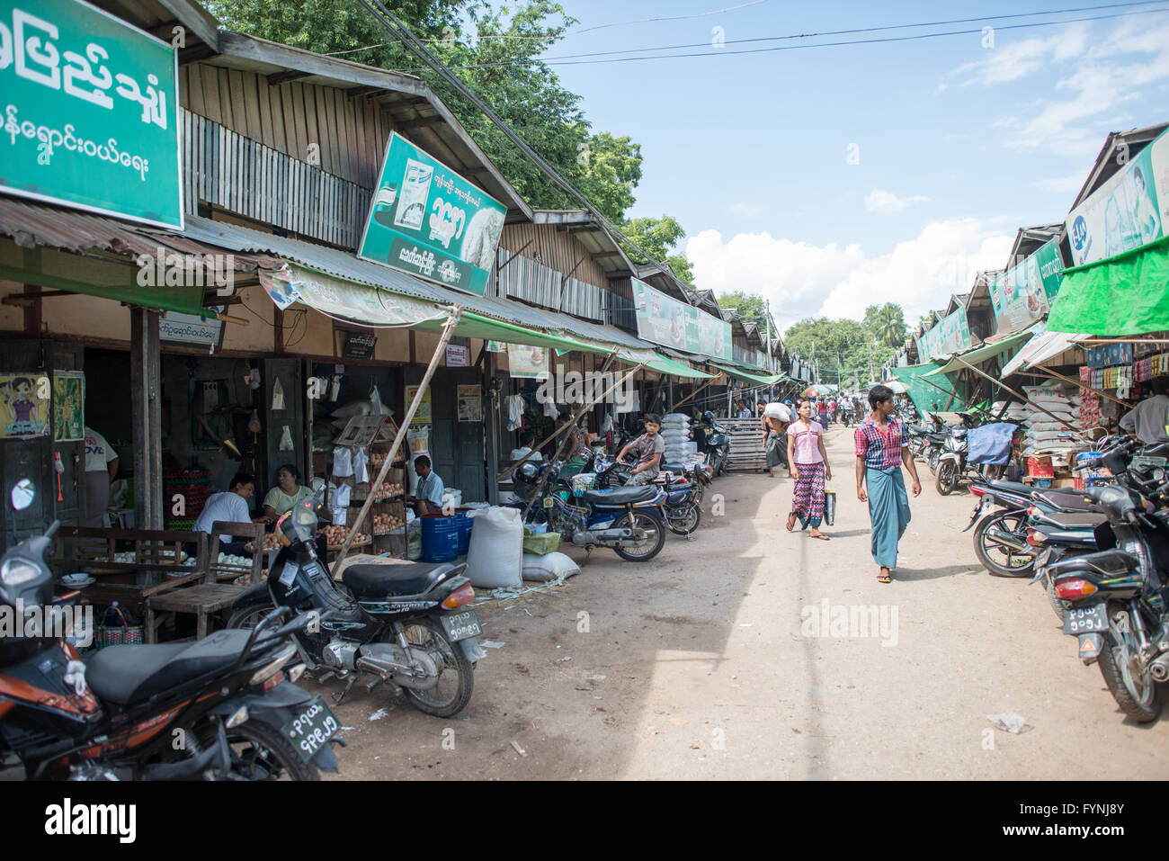NYAUNG-U, Myanmar - eine Straße in Nyaung-U Markt, in der Nähe von Bagan, Myanmar (Birma). Der Markt ist auch als Mani Sithu Markt bekannt. Stockfoto