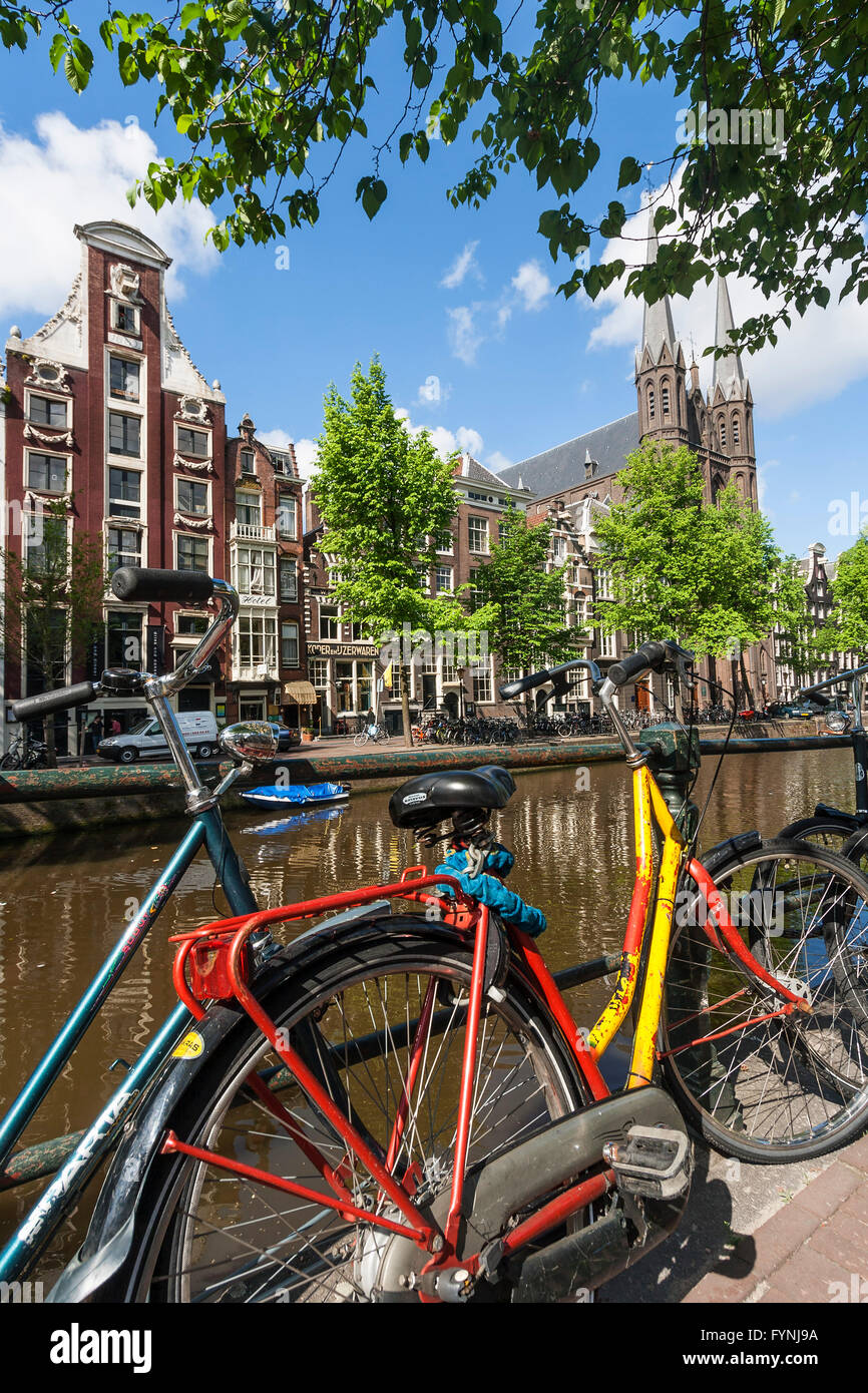 Fahrräder zur einzigen Gracht, Amsterdam, Niederlande Stockfoto