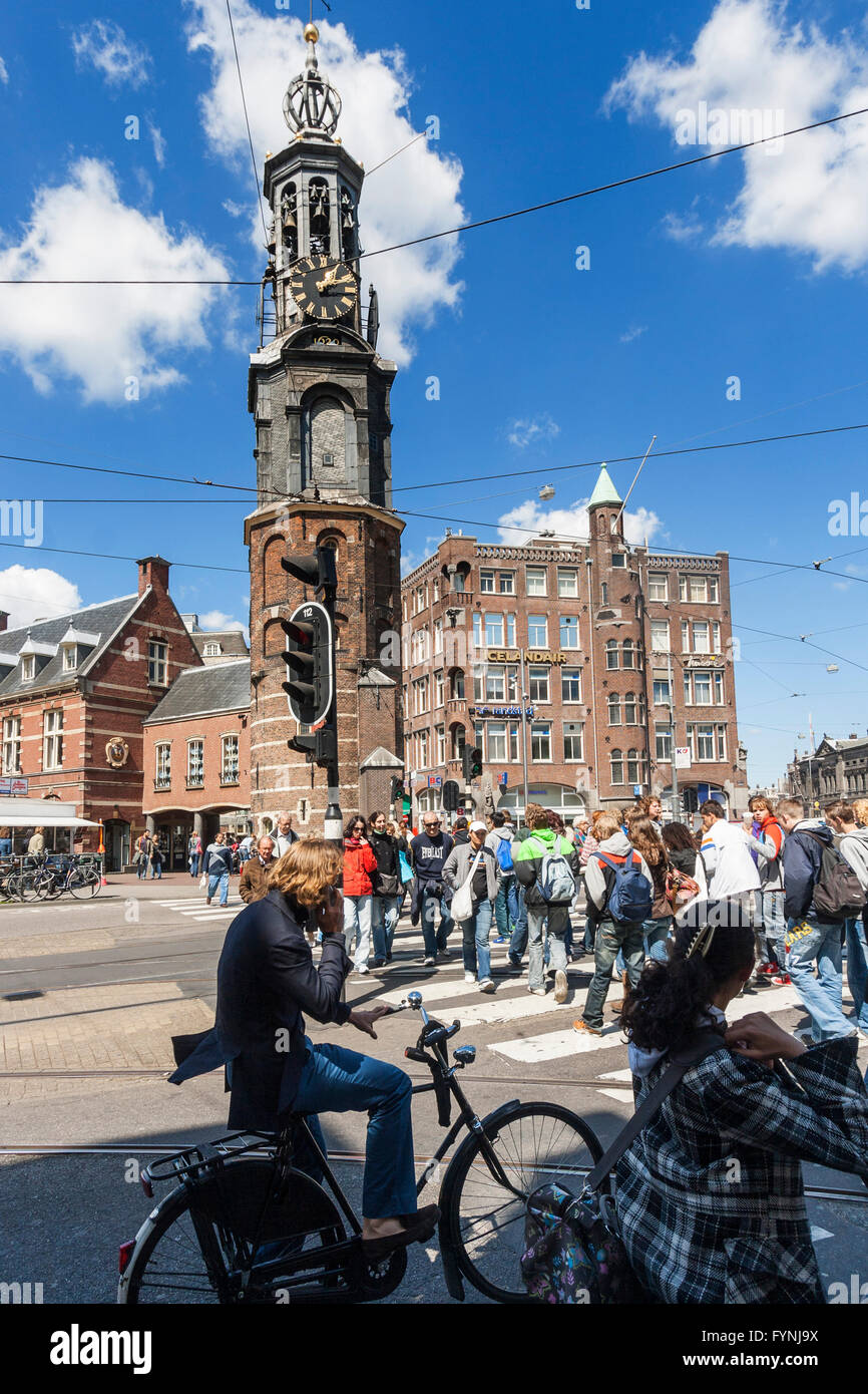 Munplein Fahrräder Fußgänger, Amsterdam, Niederlande Stockfoto