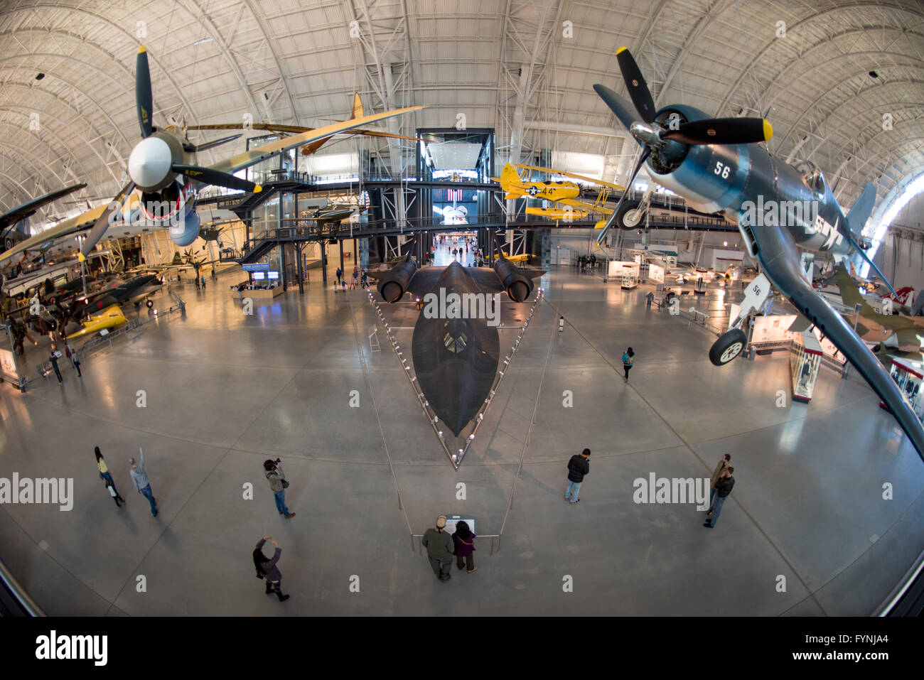 SR-71 Blackbird Udvar-Hazy Center Chantilly Virginia // CHANTILLY, Virginia — die Hauptausstellungshalle des Steven F. Udvar-Hazy Center zeigt den berühmten SR-71 Blackbird in zentraler Lage im Boeing Aviation Hangar. Diese riesige Anlage in der Nähe des internationalen Flughafens Dulles wurde 2003 als anhang zum National Air and Space Museum des Smithsonian eröffnet und beherbergt über 300 historisch bedeutsame Flugzeuge und Weltraumgegenstände, die im Hauptmuseum der National Mall nicht untergebracht werden können. Das schlanke, schwarze Titan SR-71 strategische Aufklärungsflugzeug, das den Weltrekord hielt Stockfoto