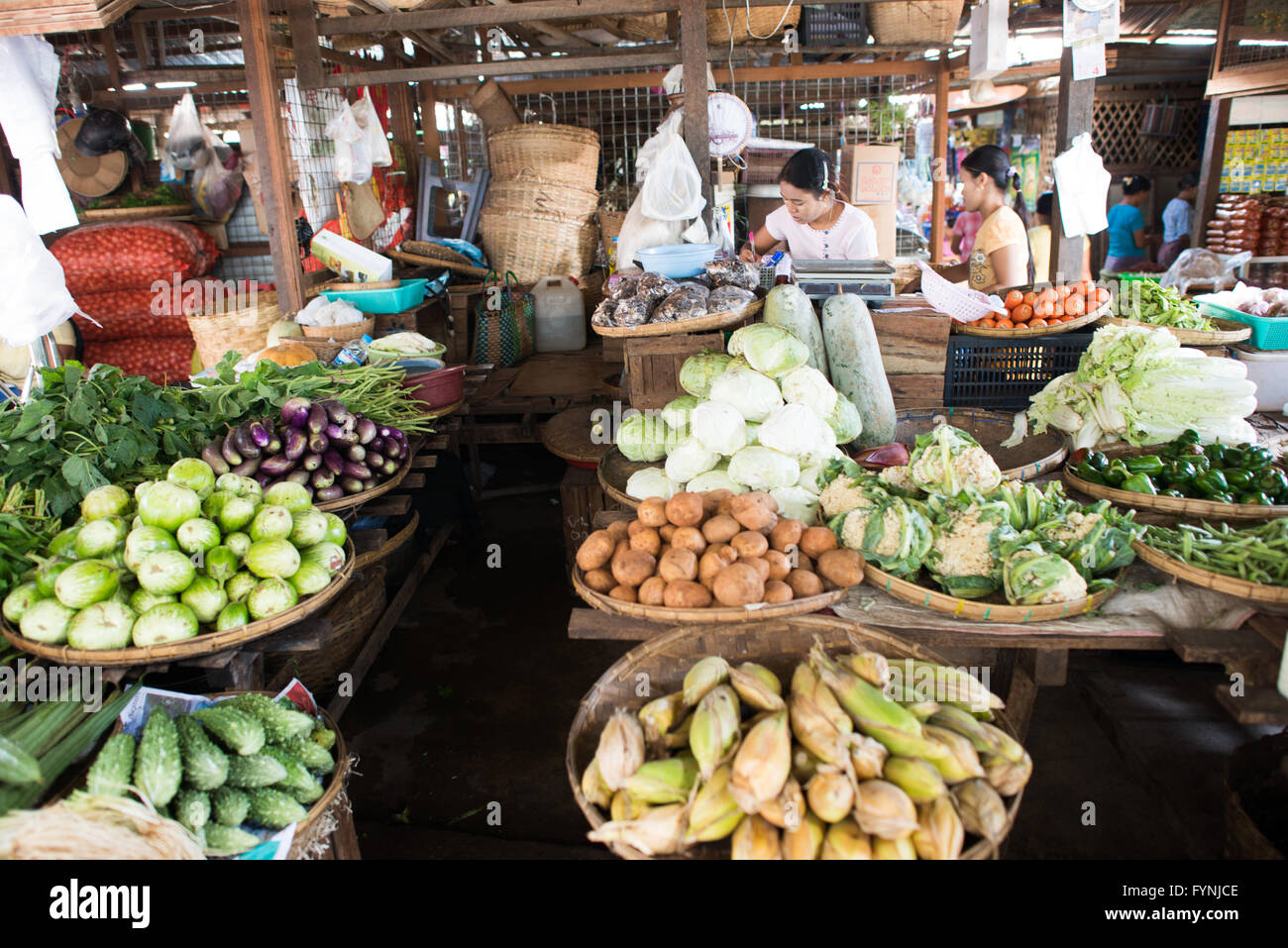 NYAUNG-U, Myanmar - Frisches Obst und Gemüse zum Verkauf an Nyaung-U Markt, in der Nähe von Bagan, Myanmar (Birma). Der Markt ist auch als Mani Sithu Markt bekannt. Stockfoto