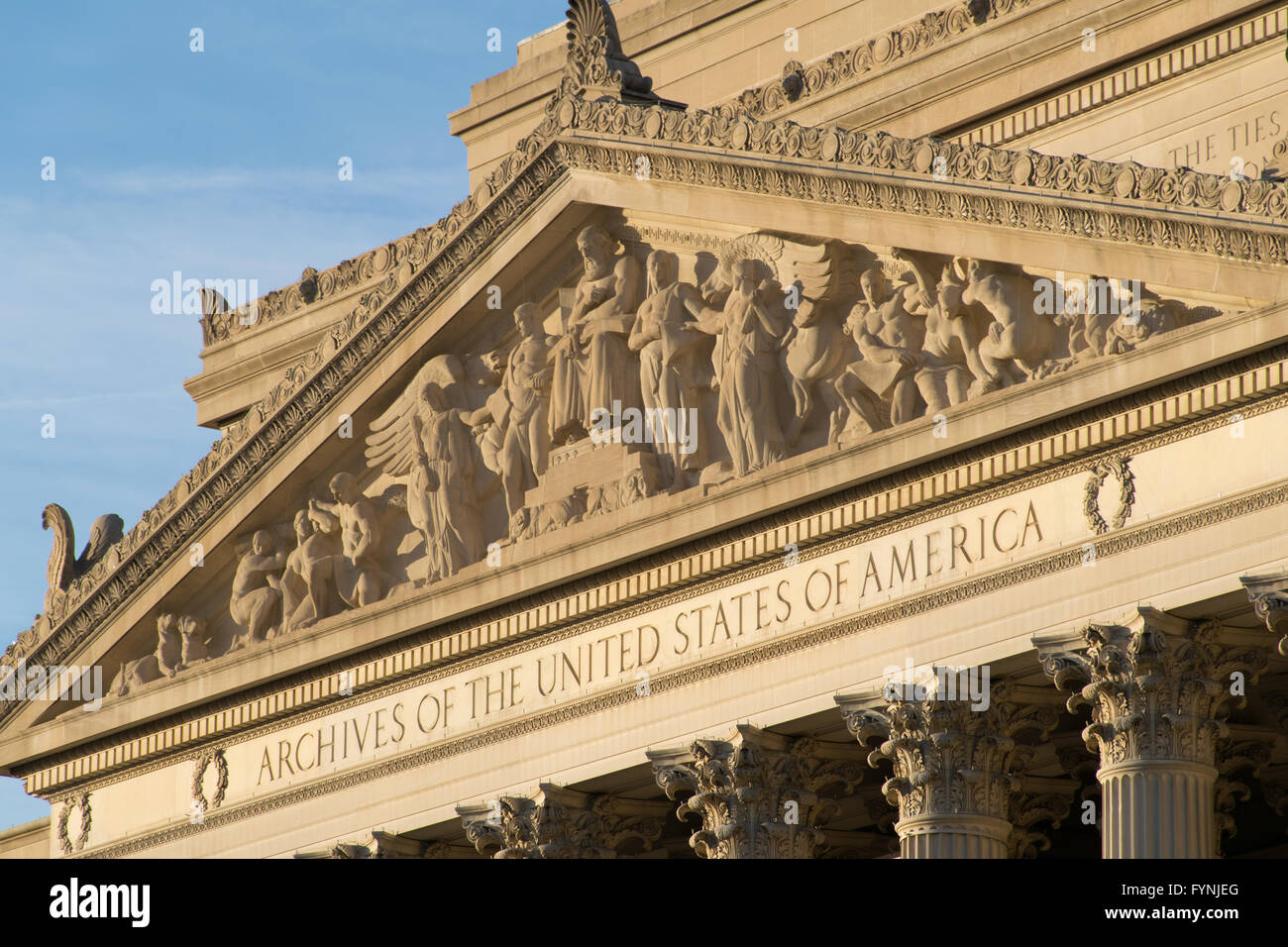 WASHINGTON, D.C., Vereinigte Staaten – Detail des skulpturalen Giebels, der das National Archives Building an der Constitution Avenue ziert. Diese neoklassizistische Struktur wurde 1935 eröffnet und beherbergt die Rotunde für die Charters of Freedom, in der die Verfassung der Vereinigten Staaten, die Unabhängigkeitserklärung und die Bill of Rights ausgestellt sind. Stockfoto