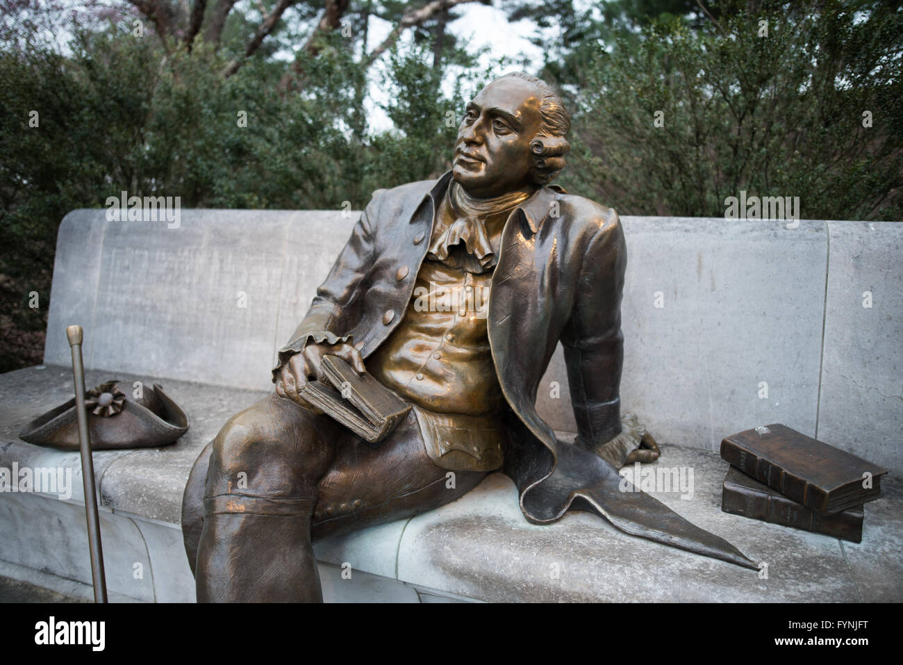 WASHINGTON DC, USA – die Statue von George Mason, die am George Mason Memorial, einem weniger bekannten, aber bedeutenden Denkmal in der Hauptstadt der Nation, beharrlich sitzt. Mason, ein einflussreicher Gründervater, wird für seine Urheberschaft der Virginia Declaration of Rights, einem grundlegenden Dokument, das die USA beeinflusste, verehrt "Bill of Rights". Stockfoto