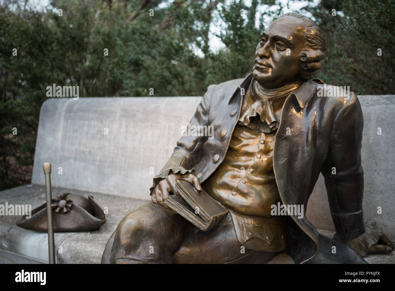 WASHINGTON DC, USA – die Statue von George Mason, die am George Mason Memorial, einem weniger bekannten, aber bedeutenden Denkmal in der Hauptstadt der Nation, beharrlich sitzt. Mason, ein einflussreicher Gründervater, wird für seine Urheberschaft der Virginia Declaration of Rights, einem grundlegenden Dokument, das die USA beeinflusste, verehrt "Bill of Rights". Stockfoto