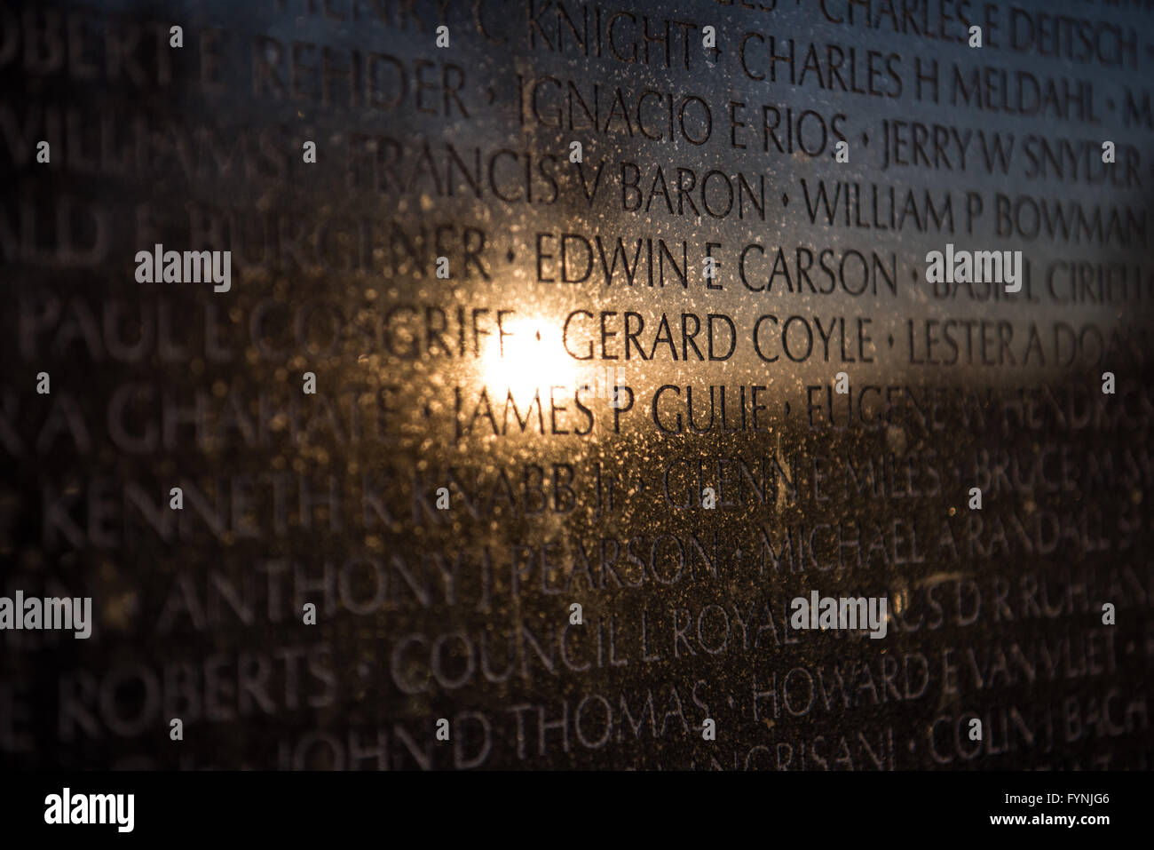 Vietnam Veterans Memorial Wall Washington DC // WASHINGTON DC, Vereinigte Staaten - offiziell auch Vietnam Veterans Memorial genannt, datiert von 1982 bis 83. Das Herzstück ist die Vietnam Veterans Memorial Wall, eine lange mehrteilige Wand aus Gabbor, in die die Namen von US-Soldaten eingeätzt sind, die im Vietnamkrieg starben oder vermisst wurden. Es wurde von Maya Lin entworfen. Stockfoto