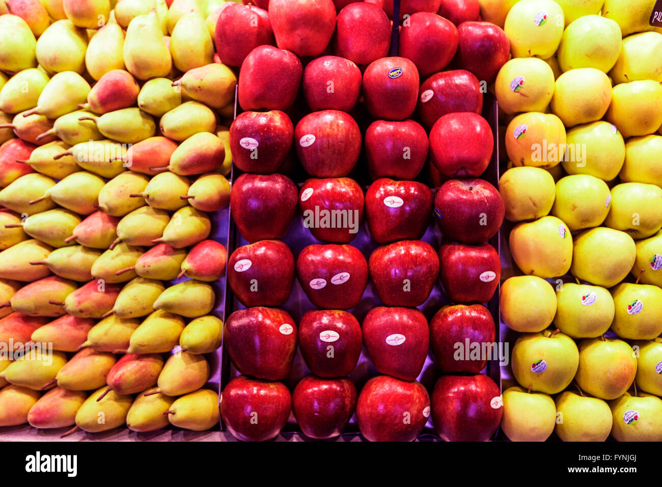 Früchte, Peers, Äpfel, Mercat de Sant Josep befindet sich auf der La Rambla, La Boqueria, Barcelona, Spanien Stockfoto