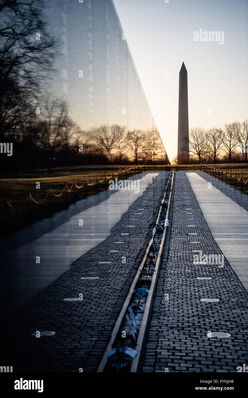 WASHINGTON DC, Vereinigte Staaten – die schwarze Granitwand des Vietnam Veterans Memorial mit über 58.000 Namen ist eine feierliche Hommage an die amerikanischen Soldaten und Soldaten, die im Vietnamkrieg ihr Leben verloren haben. Das minimalistische Design von Maya Lin dient als ergreifender Spiegel, der sowohl die Besucher als auch die umliegende natürliche Schönheit der National Mall widerspiegelt - und das kollektive Gedächtnis und die anhaltenden Auswirkungen des Vietnamkriegs auf die amerikanische Gesellschaft verkörpert. Stockfoto