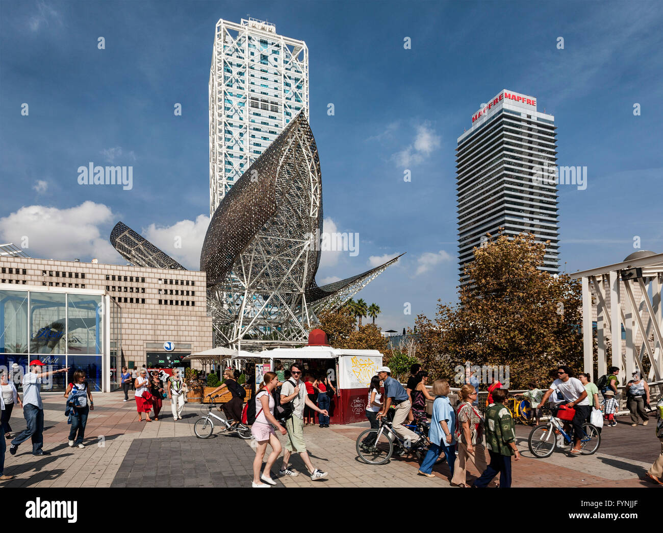 Platja De La Barceloneta Hotels Kunst Skulptur, Frank Gehry Passeig Maritim Promenade Menschen Stockfoto