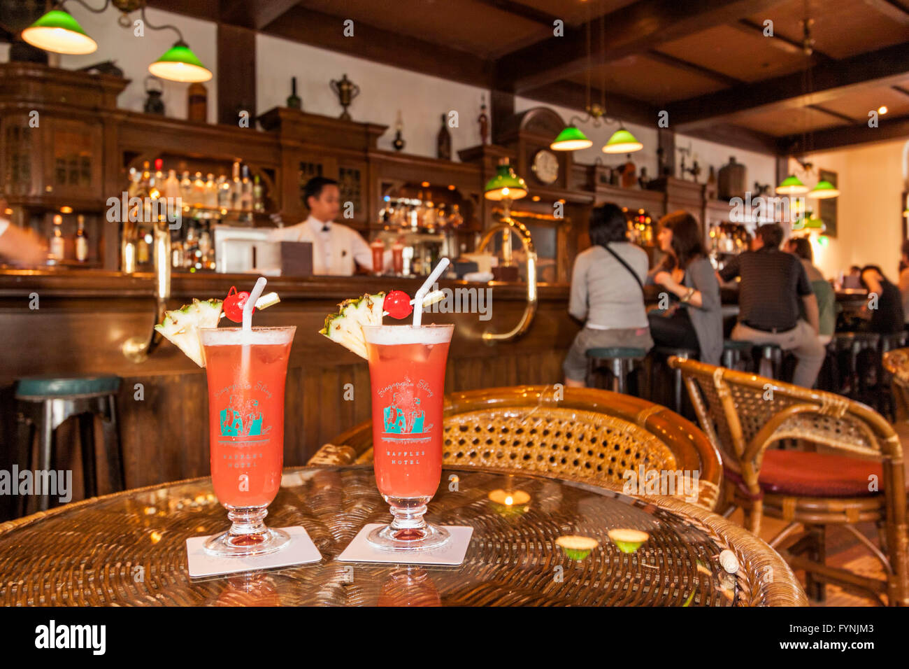 Original Singapore Sling-Getränke in der Long Bar des Raffles Hotel Stockfoto