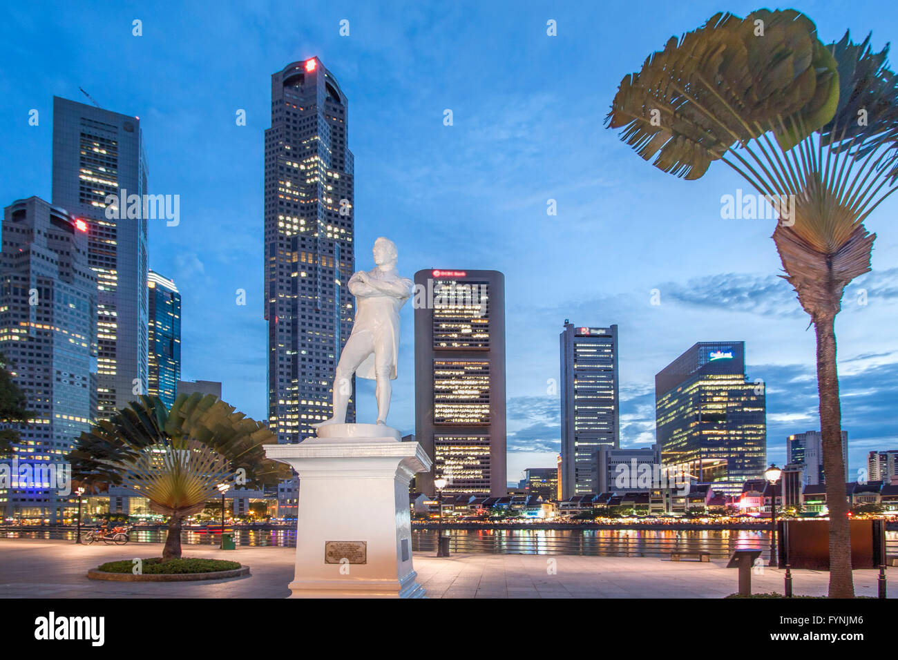 Skyline von Singapur, Raffles Statue, Süd-Ost-Asien, twilight Stockfoto